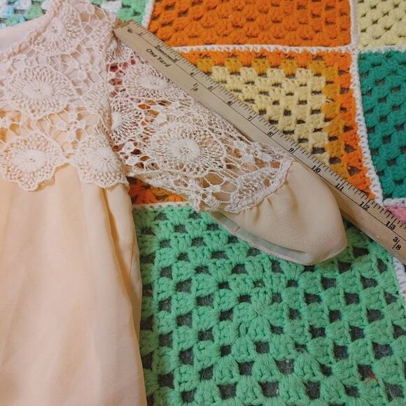 Simply Couture Pale Pink Blouse Size Medium M Lace Crocket Short Sleeve Sheer - Picture 3 of 15